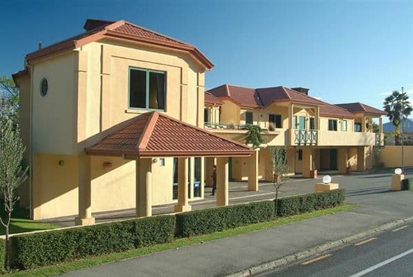 Exterior med.JPG