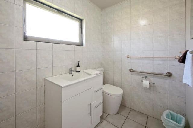 Lake View 1 Bedroom bathroom