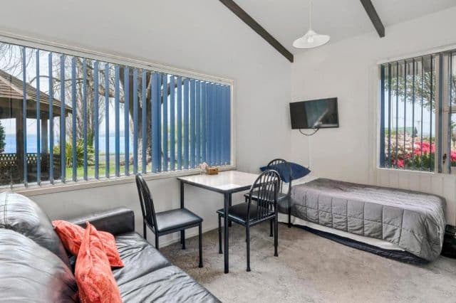 Lake View 2 lounge